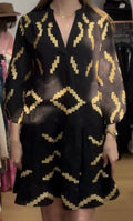 Robe noire motifs dorés