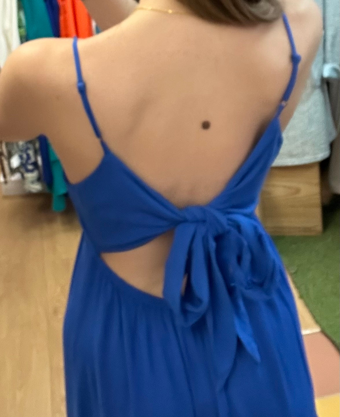 Robe longue bleue dos noué
