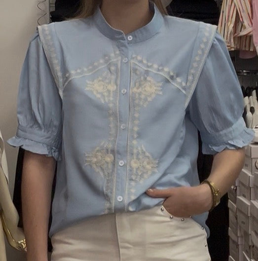 Blouse bleu ciel brodée