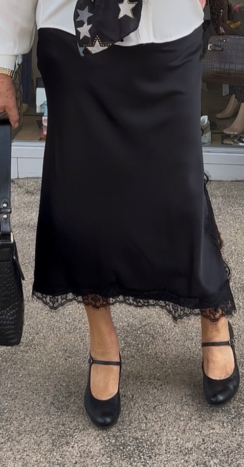 Jupe satinée noir avec dentelle