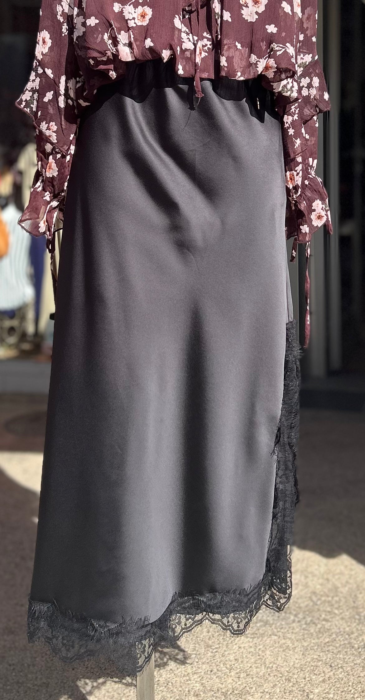Jupe satinée noir avec dentelle