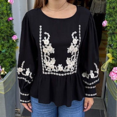 Blouse noire brodée