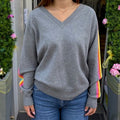 Pull gris à rayures multicolores