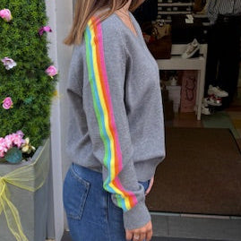 Pull gris à rayures multicolores