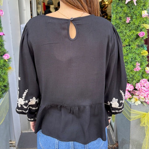 Blouse noire brodée