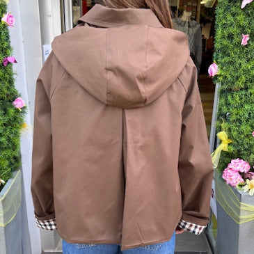 Veste marron à col noué